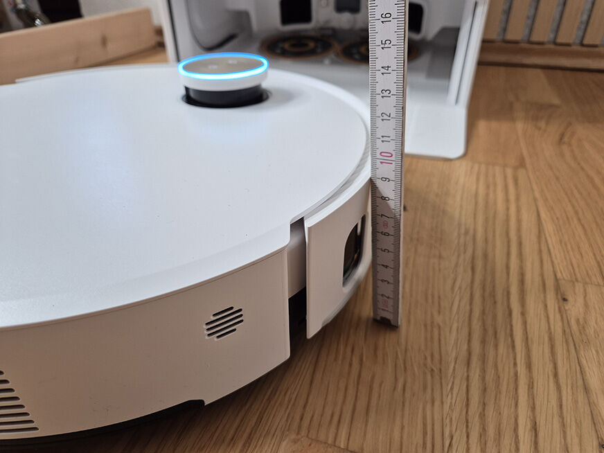 Der VersaLift-Lidar des Dreame Matrix 10 Ultra senkt sich ab, um unter ein Möbelstück zu fahren